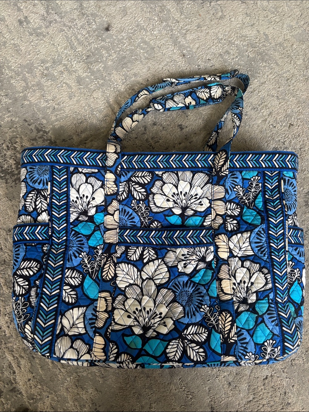 Vera Bradley Blue Floral Quilted Tote with White Accents no zipper